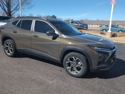 Used 2024 Chevrolet Trax LT w/ Sunroof Package image 8