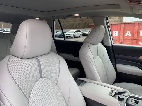 Used 2024 Toyota Grand Highlander Platinum image 21