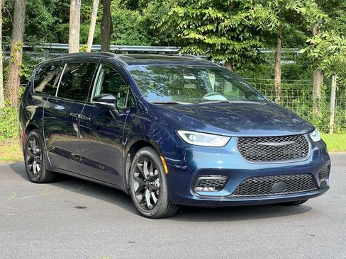 Certified 2025 Chrysler Pacifica Limited FWD image 1