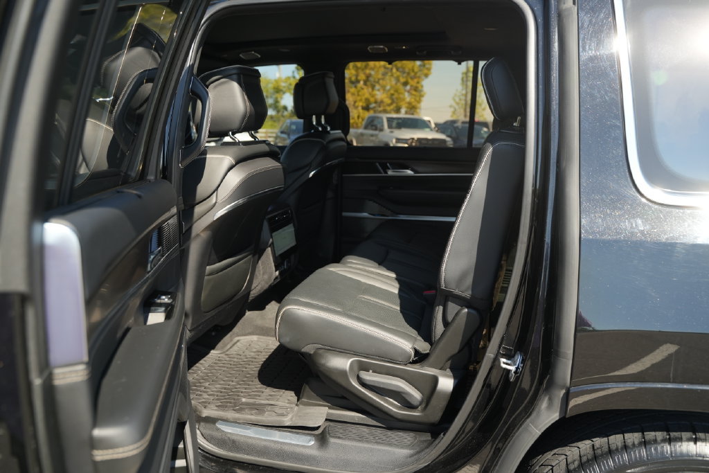 Used 2022 Jeep Grand Wagoneer Series II w/ Premium Group II AWD/4WD image 15
