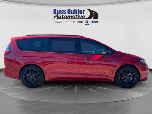 Used 2025 Chrysler Pacifica Limited w/ Trailer Tow Group FWD image 7