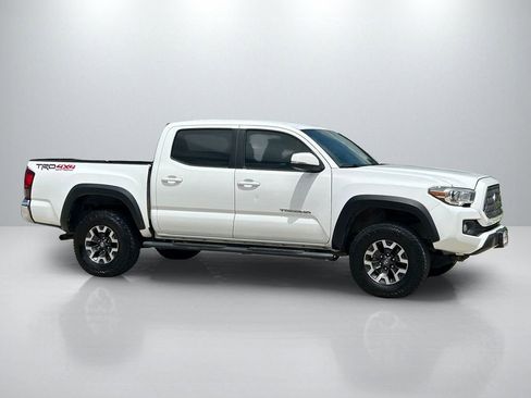 Used 2018 Toyota Tacoma TRD Off-Road AWD/4WD image 4