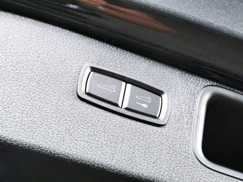 Certified 2026 Porsche Macan Turbo AWD/4WD image 32