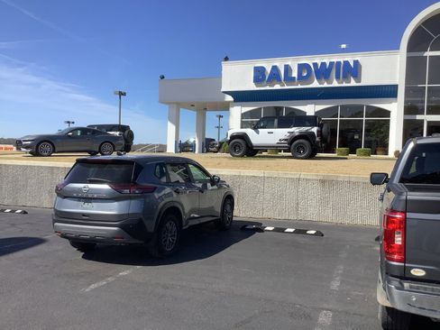 Used 2023 Nissan Rogue S image 7