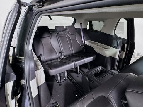 Used 2024 Kia Carnival EX FWD image 28