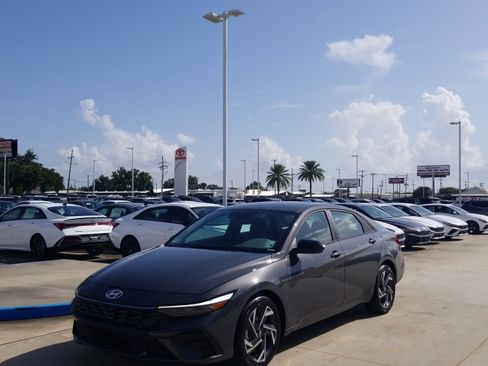 Used 2025 Hyundai Elantra Sport FWD image 3