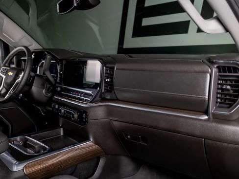 Used 2025 Chevrolet Silverado 3500 LT image 23