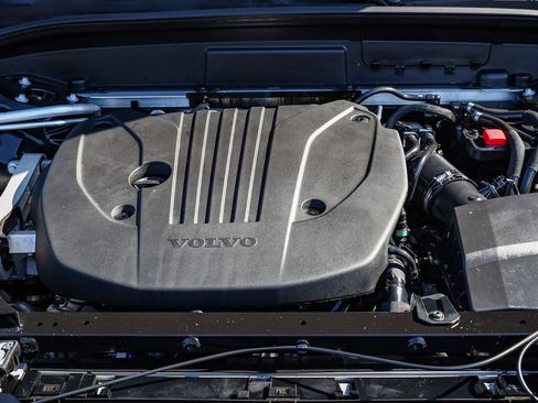 Used 2025 Volvo XC60 B5 Plus image 27