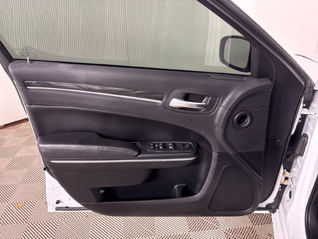 Used 2018 Chrysler 300 Touring w/ Chrome Appearance Package RWD image 16