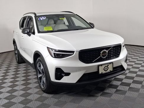 Certified 2026 Volvo XC40 B5 Plus AWD/4WD image 2