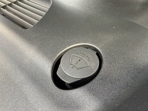 Used 2022 Tesla Model Y Long Range image 36