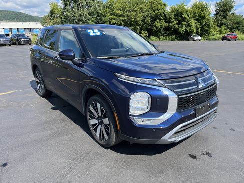 Used 2025 Mitsubishi Outlander SE AWD/4WD image 3