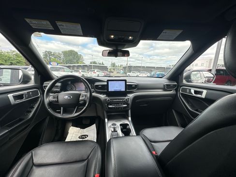 Used 2020 Ford Explorer XLT w/ Equipment Group 202A AWD/4WD image 30