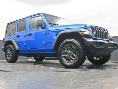 Used 2025 Jeep Wrangler Sport S image 23