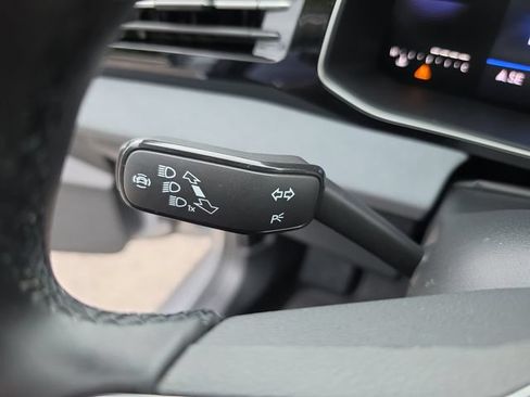 Used 2025 Volkswagen Jetta SE FWD image 23