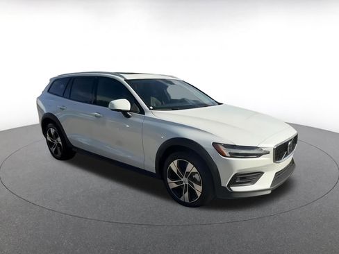 Used 2025 Volvo V60 B5 Cross Country Plus image 2