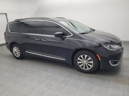 Used 2017 Chrysler Pacifica Touring-L FWD image 11