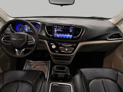 Used 2024 Chrysler Pacifica Touring-L image 21