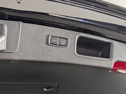 New 2026 Porsche Macan image 18