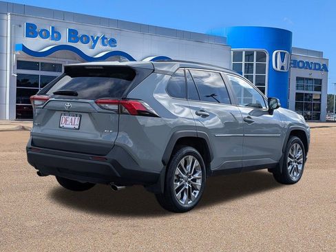 Used 2021 Toyota RAV4 XLE Premium image 3