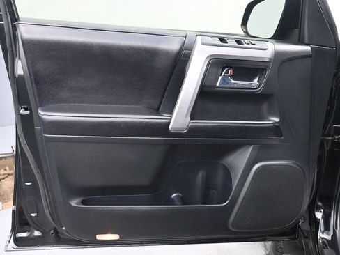 Used 2017 Toyota 4Runner SR5 AWD/4WD image 4