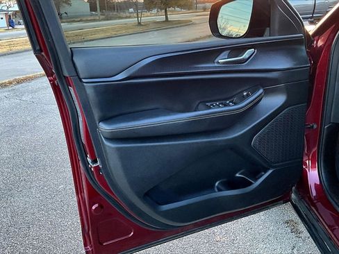 Used 2025 Jeep Grand Cherokee L Altitude image 23