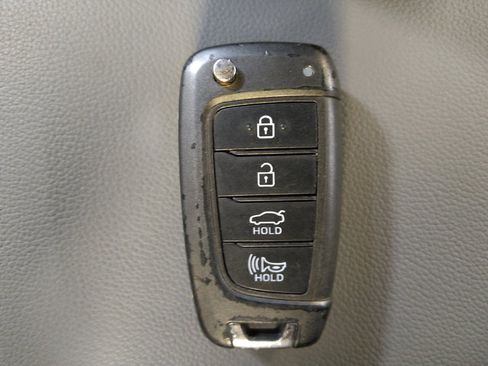 Used 2021 Hyundai Elantra SE FWD image 32