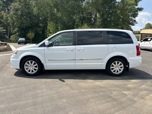 Used 2015 Chrysler Town & Country Touring FWD image 4