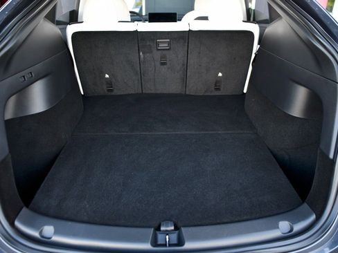 Used 2021 Tesla Model Y Long Range image 13