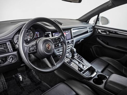 Certified 2024 Porsche Macan AWD/4WD image 4