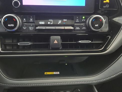Used 2023 Toyota Highlander XLE AWD/4WD image 29