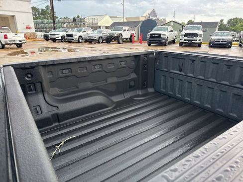 Used 2024 Chevrolet Colorado W/T w/ Technology Package RWD image 14