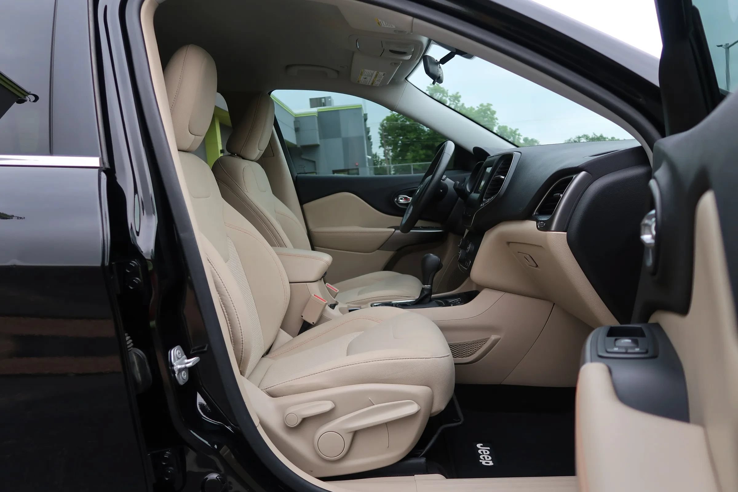 Used 2019 Jeep Cherokee Latitude w/ Popular Appearance Group FWD image 24