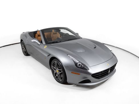 Used 2016 Ferrari California T RWD image 11