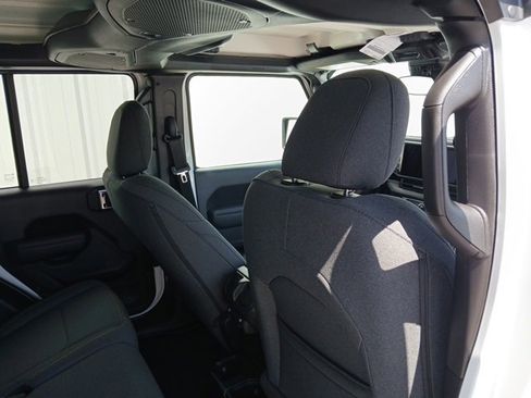 New 2025 Jeep Gladiator Sport image 19