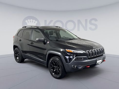 Used 2017 Jeep Cherokee Trailhawk image 10
