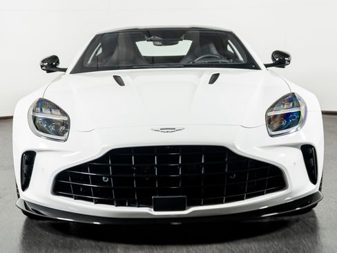 Used 2025 Aston Martin V8 Vantage Coupe image 14