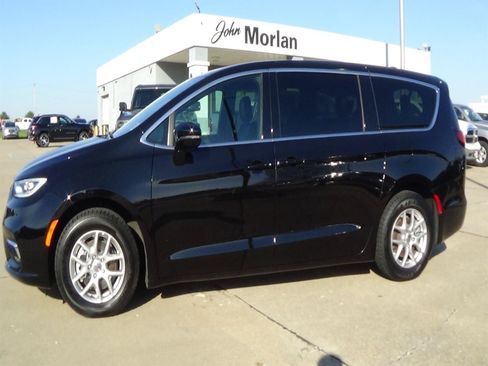 Certified 2025 Chrysler Pacifica Select FWD image 1