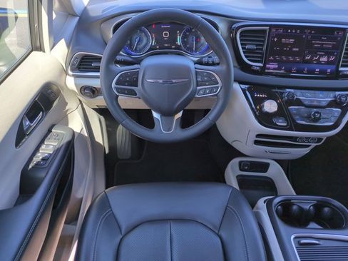 Used 2023 Chrysler Pacifica Touring-L image 16