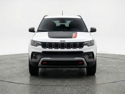 Used 2025 Jeep Compass Trailhawk AWD/4WD image 2