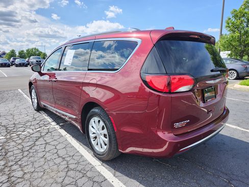 Used 2018 Chrysler Pacifica Touring-L w/ Premium Audio Group FWD image 13