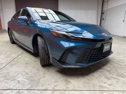 Used 2025 Toyota Camry SE image 7