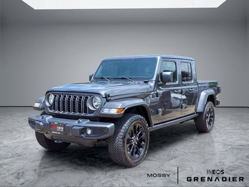 Used 2025 Jeep Gladiator Sport AWD/4WD image 4