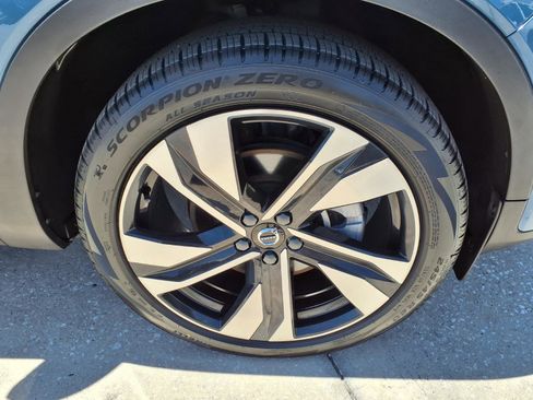 Certified 2023 Volvo XC40 B5 Ultimate w/ Protection Package Premier AWD/4WD image 9