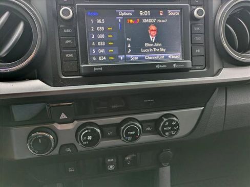 Used 2018 Toyota Tacoma SR5 AWD/4WD image 12