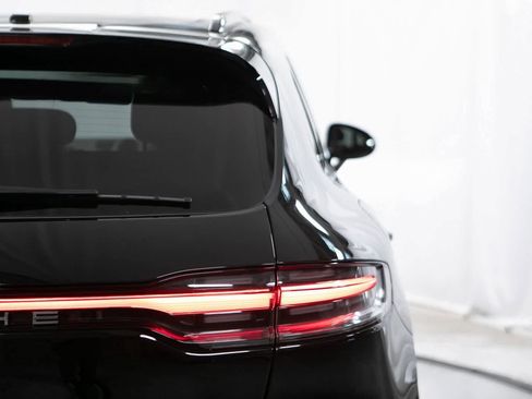 Certified 2025 Porsche Macan image 38