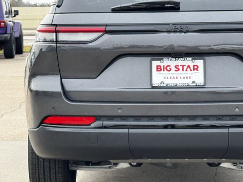 New 2025 Jeep Grand Cherokee Altitude image 11