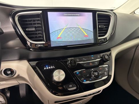 Used 2023 Chrysler Pacifica Touring-L FWD image 16