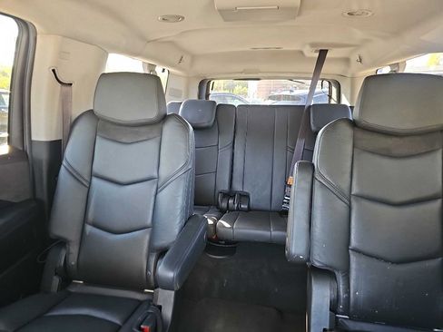 Used 2017 Cadillac Escalade ESV Luxury image 17