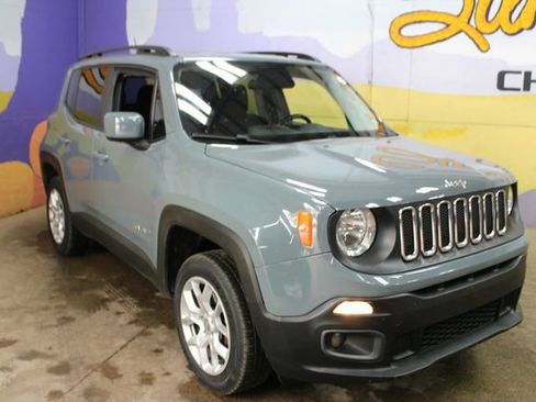 Used 2017 Jeep Renegade Latitude w/ Cold Weather Group AWD/4WD image 4